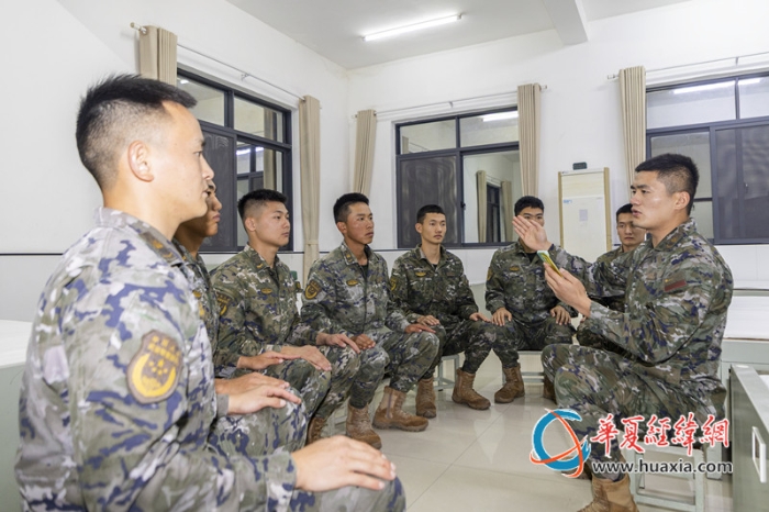 4.各班级围绕全会精神展开讨论。张辰飞 摄_副本