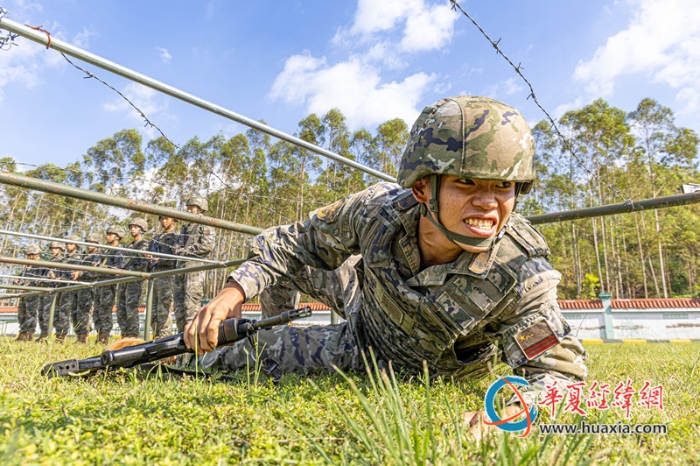 1、2025年10月27日，图为武警官兵进行战术训练。_副本