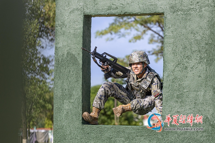 2、2025年10月27日，图为武警官兵快速通过障碍窗口。_副本