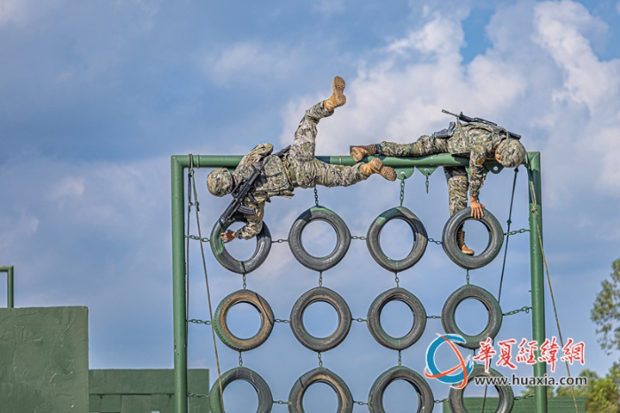 3、2025年10月27日，图为武警官兵翻越障碍轮胎墙。_副本