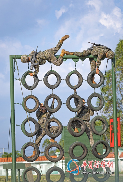 4、2025年10月27日，图为武警官兵翻越障碍轮胎墙。_副本