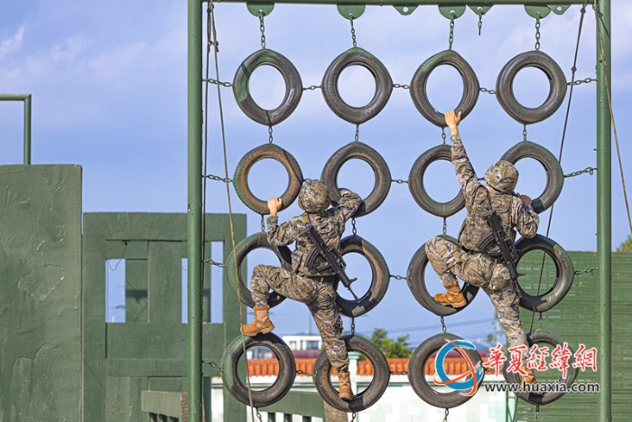 5、2025年10月27日，图为武警官兵翻越障碍轮胎墙。_副本