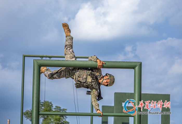 6、2025年10月27日，图为武警官兵翻越障碍。_副本