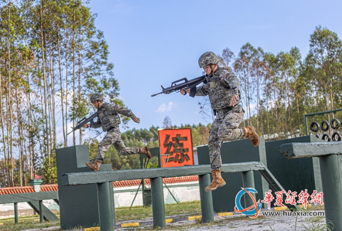 7、2025年10月27日，图为武警官兵快速通过障碍独木桥。_副本
