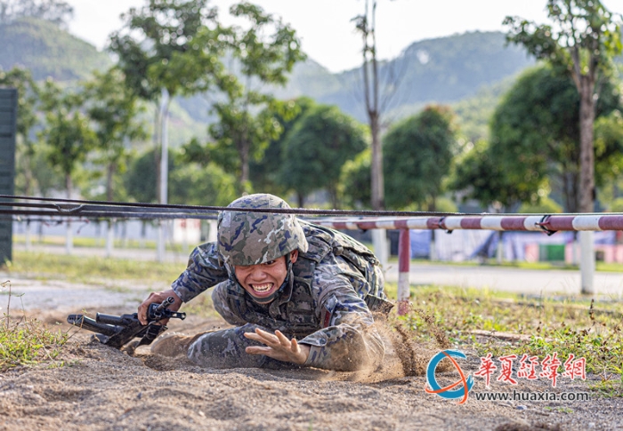 8、2025年10月27日，图为武警官兵快速通过障碍低姿网。_副本