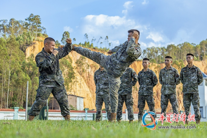 9、2025年10月27日，图为武警官兵进行擒敌对抗。_副本