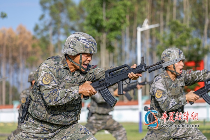 10、2025年10月27日，图为武警官兵进行刺杀训练。_副本