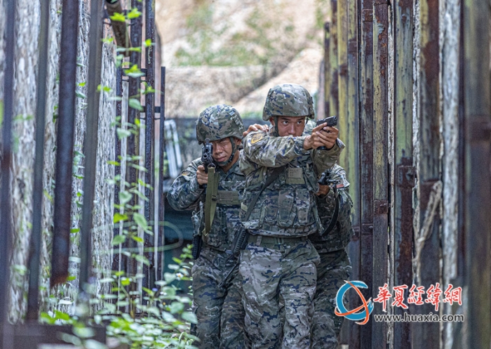 12、2025年10月27日，图为武警官兵进行小组战术训练。_副本