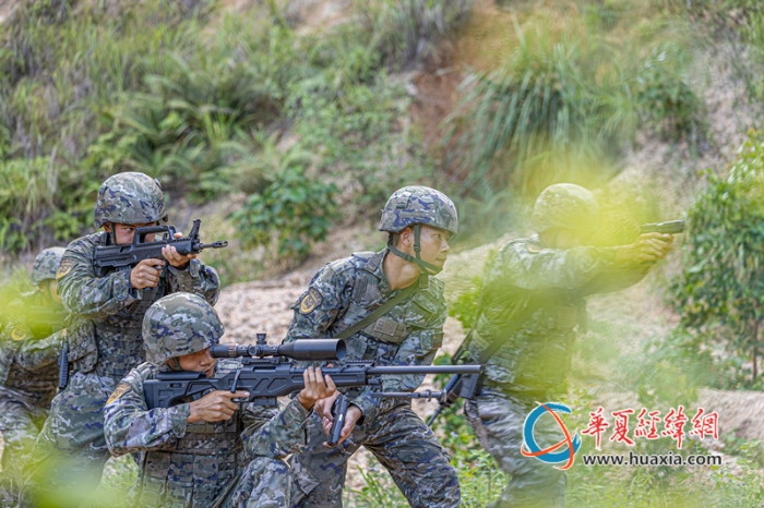 13、2025年10月27日，图为武警官兵进行小组战术训练。_副本