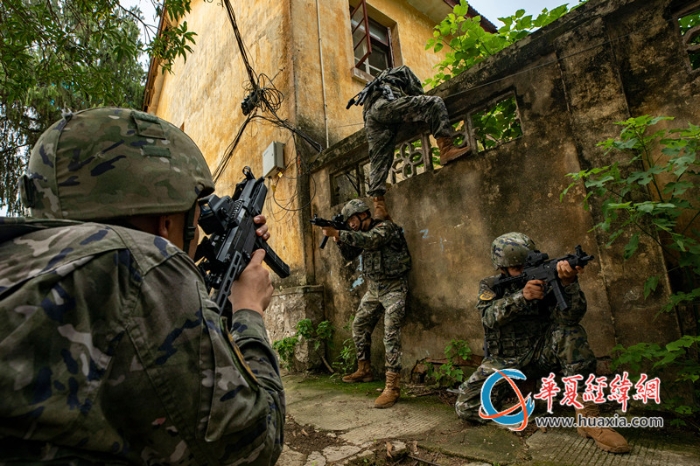 图1：武警官兵在进行攀墙突入房屋_副本