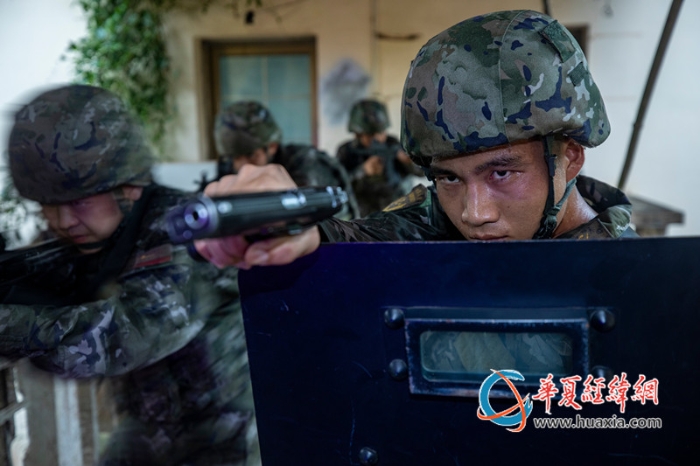 图3.武警官兵在进行小组协同搜索_副本