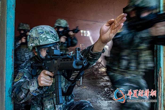 图4：武警官兵在掩护队友发起突击_副本
