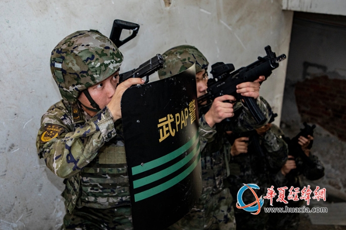 图5：武警官兵对楼梯展开搜索_副本