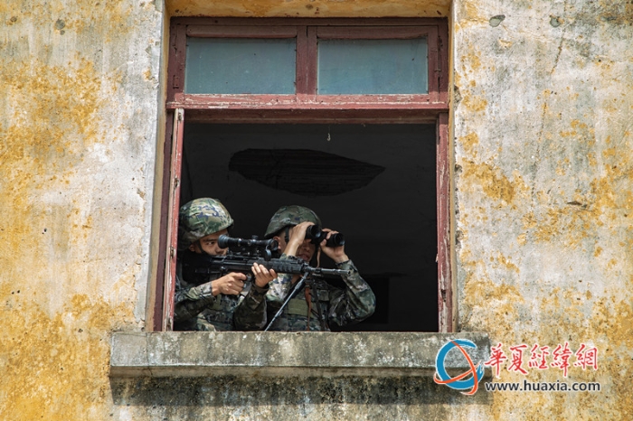 图6：武警官兵在进行精确狙击_副本