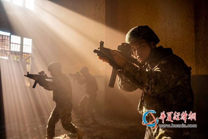 图7：武警官兵在进行交替掩护搜索_副本