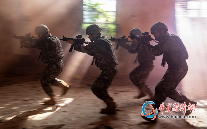 图8：武警官兵在快速追击目标_副本