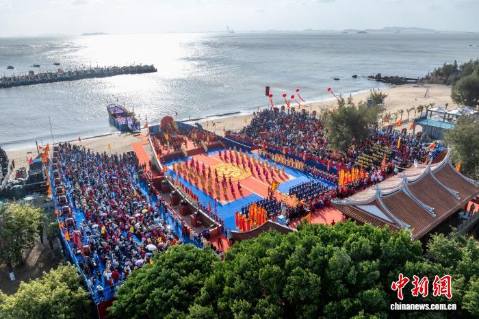 福建湄洲岛举行海祭妈祖祈福大典