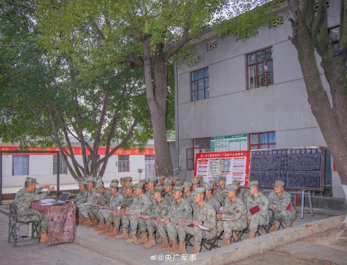 001SX8hXly1i6vjo6tgfwj65f0452b2k02