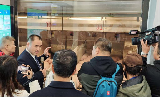 两岸媒体人参观牧原智能化养殖基地